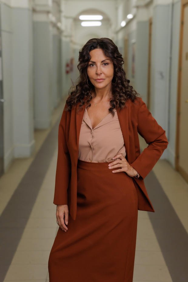 A Testa Alta: Sabrina Ferilli Torna Protagonista nella Fiction sul Revenge Porn che Sta Conquistando l'Italia