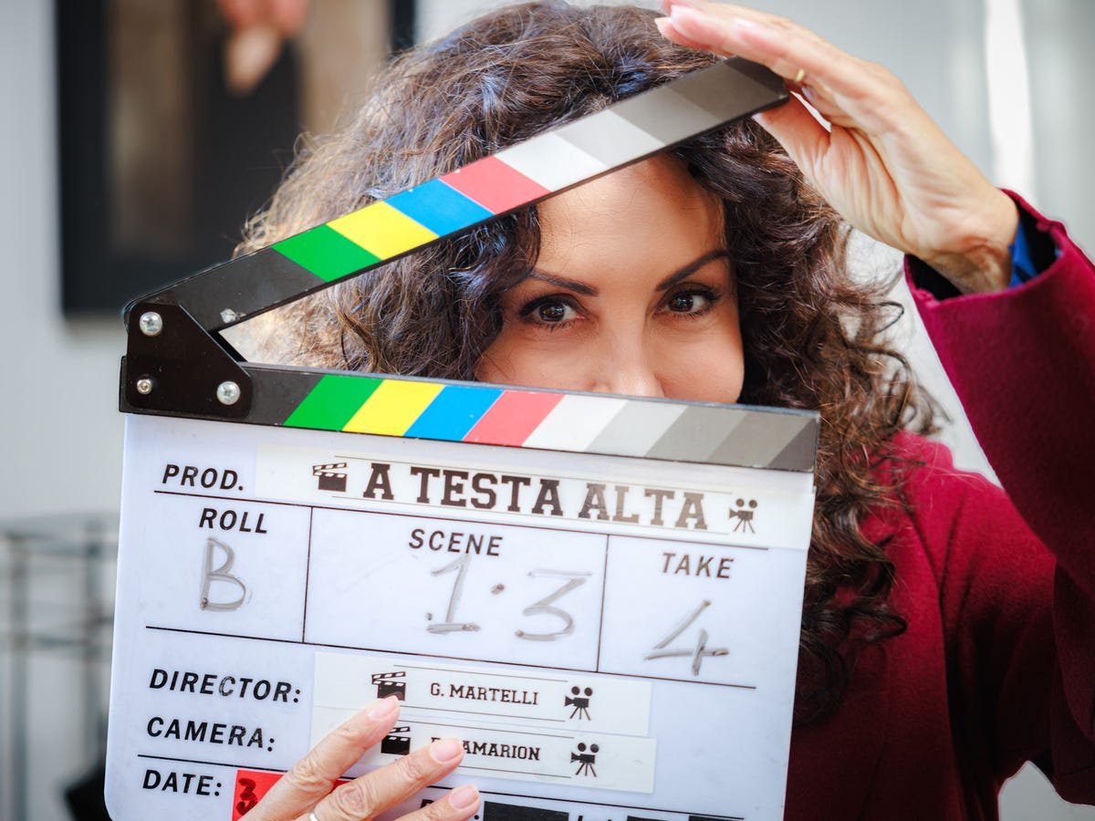 A Testa Alta: Sabrina Ferilli Torna Protagonista nella Fiction sul Revenge Porn che Sta Conquistando l'Italia