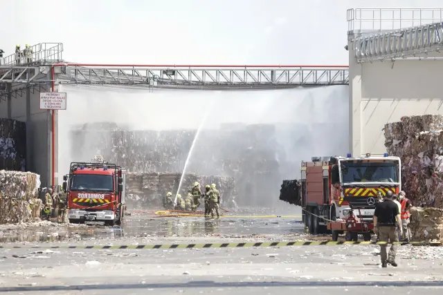 Alarma en Zaragoza por el espectacular incendio en la planta de Saica