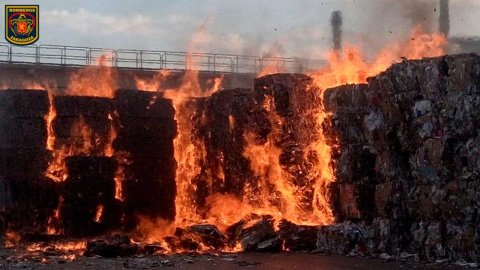 Alarma en Zaragoza por el espectacular incendio en la planta de Saica