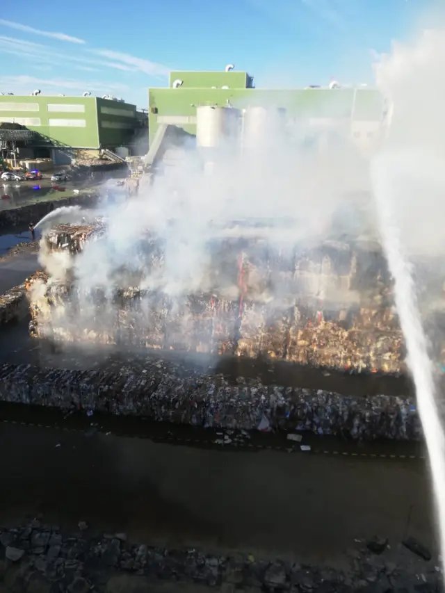 Alarma en Zaragoza por el espectacular incendio en la planta de Saica