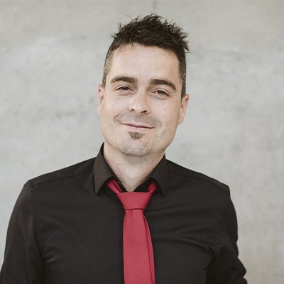 Álex Clavero: El humorista polifacético que conquista radio, TV y escenarios