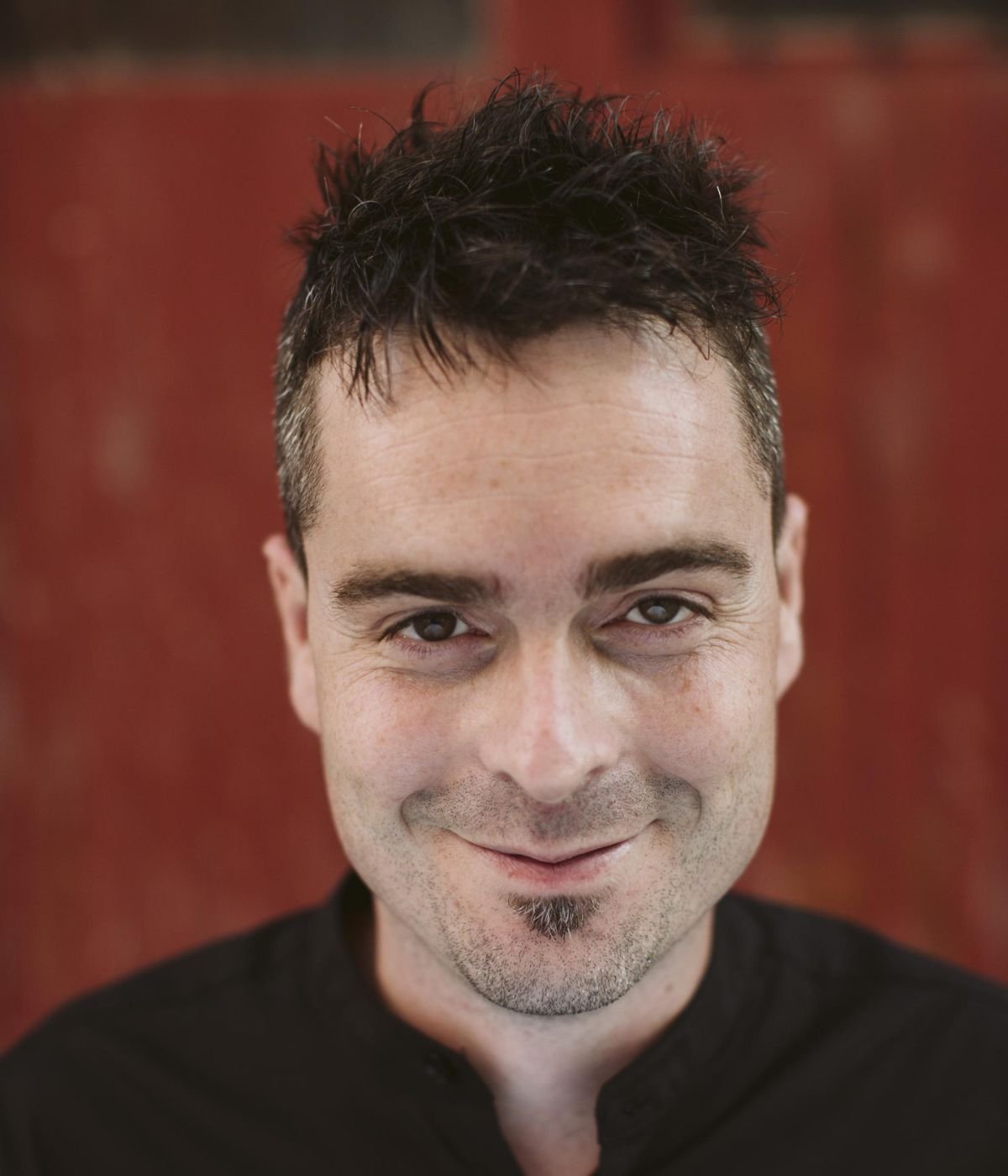 Álex Clavero: El humorista polifacético que conquista radio, TV y escenarios