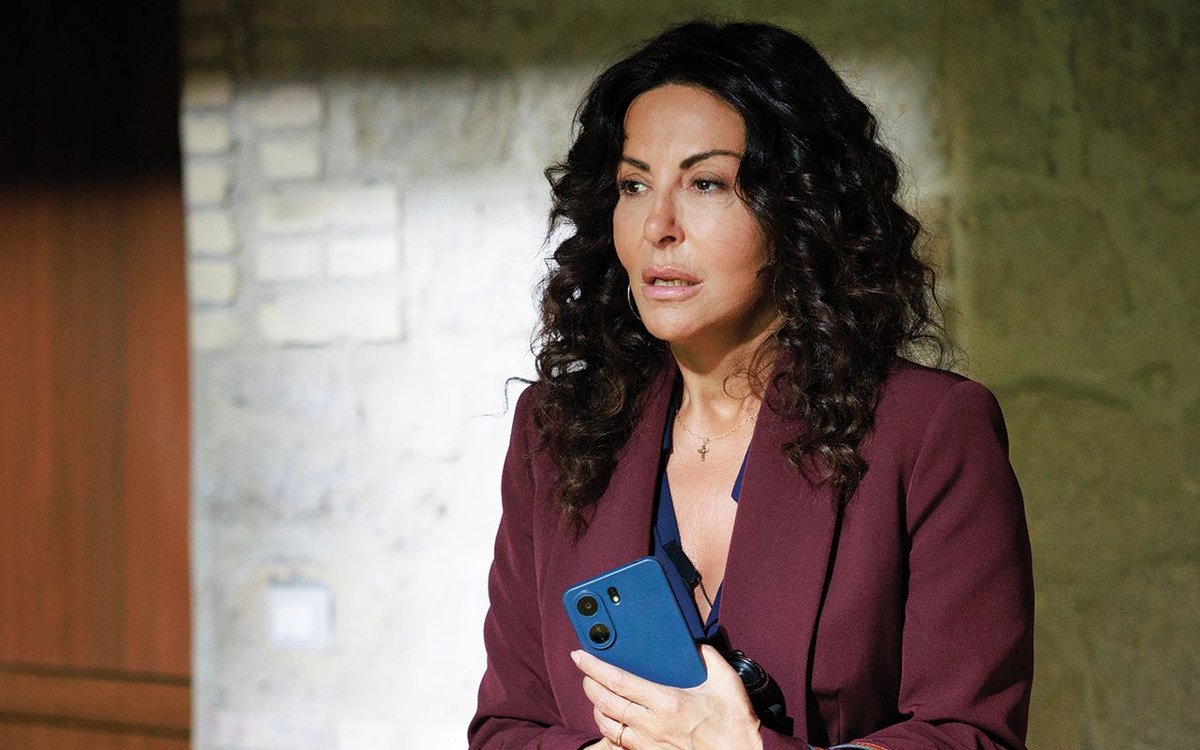 Anticipazioni "A testa alta": Sabrina Ferilli torna come la coraggiosa preside Virginia Terzi