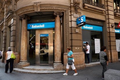 Banco Sabadell anuncia el relevo en su dirección ejecutiva: Marc Armengol sustituye a César González-Bueno