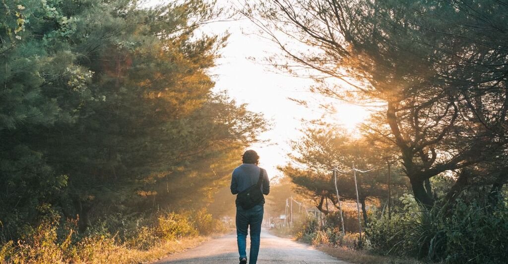 Camminare: il semplice gesto quotidiano che allunga la vita e protegge il cuore