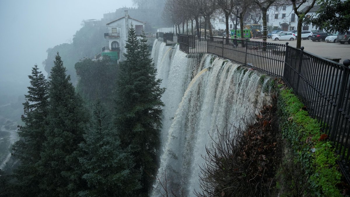 Desalojo total en Grazalema por la borrasca Leonardo: evacuación preventiva ante lluvias récord