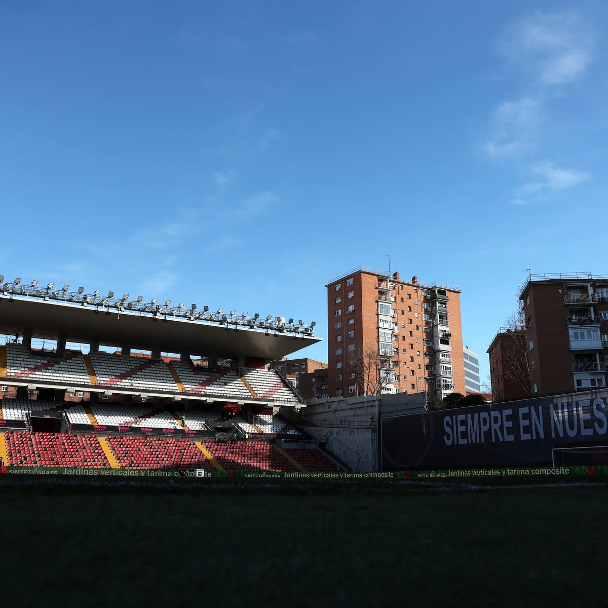 El aplazamiento del Rayo Vallecano vs Real Oviedo: un partido suspendido por el mal estado del terreno de juego