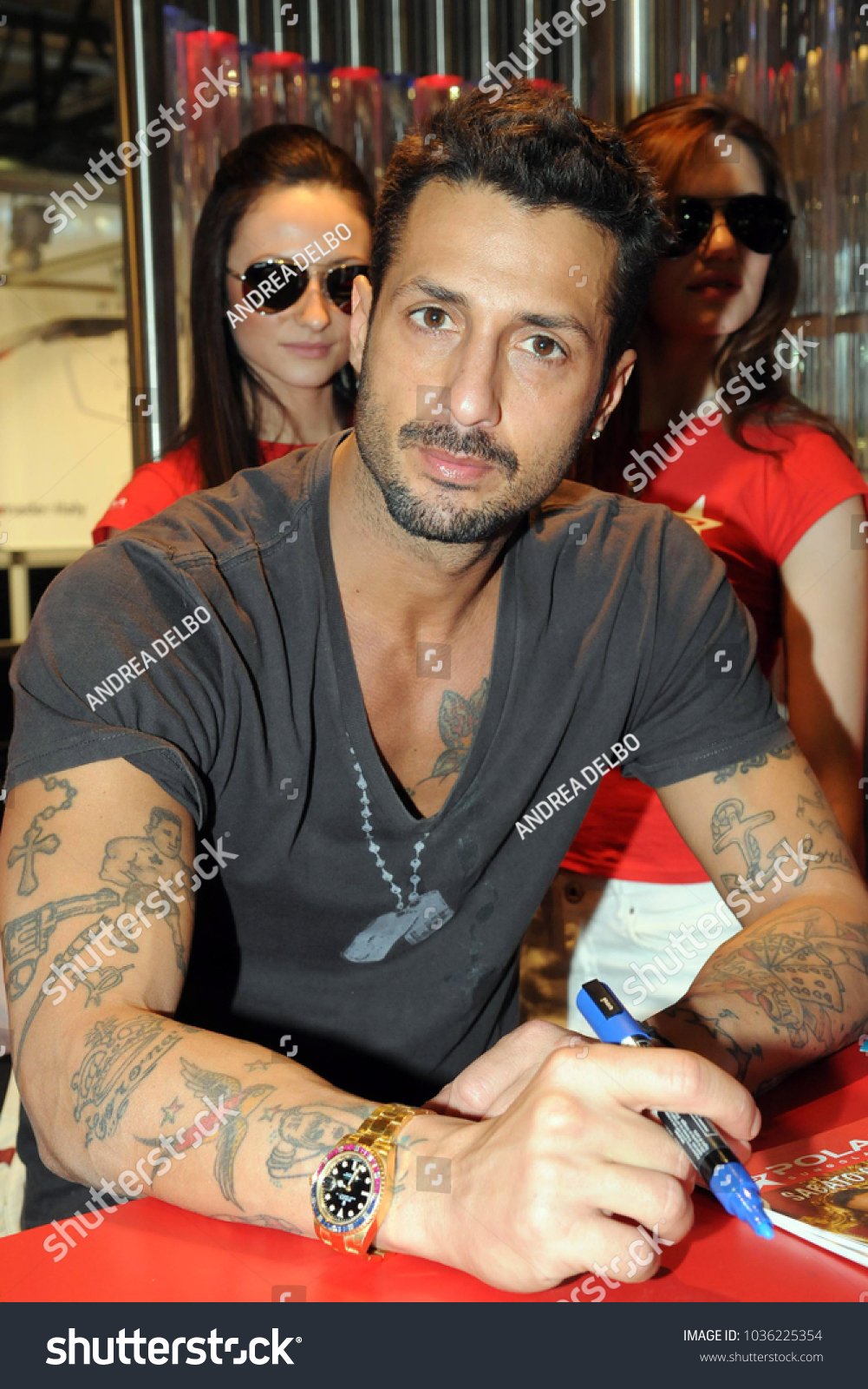 Fabrizio Corona: il re dei paparazzi tra successi, scandali e redenzione