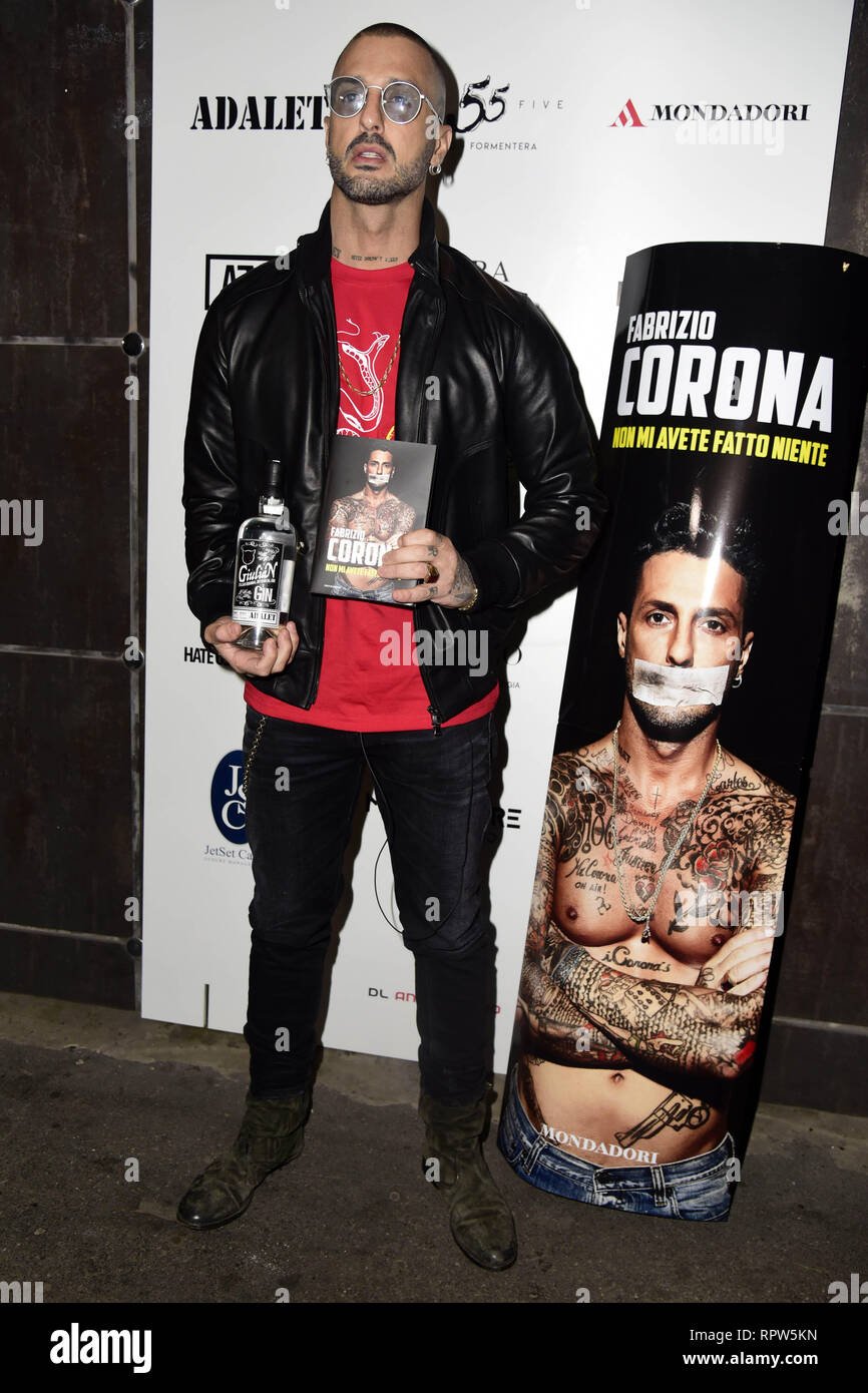 Fabrizio Corona: il re dei paparazzi tra successi, scandali e redenzione