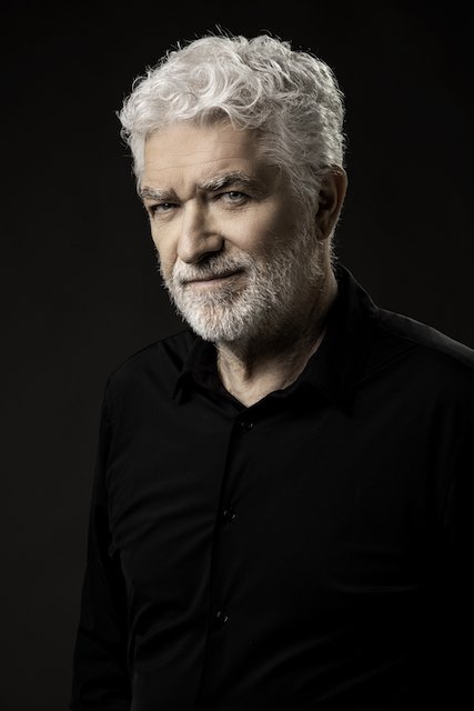 Gioele Dix: il comico milanese che unisce risate, teatro e radici ebraiche