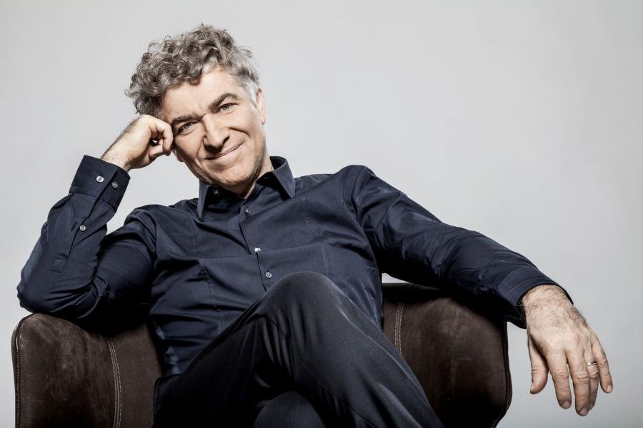 Gioele Dix: il comico milanese che unisce risate, teatro e radici ebraiche