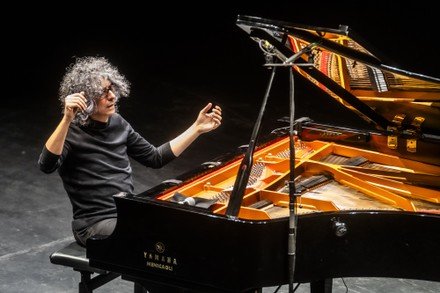Giovanni Allevi: il ritorno in concerto del pianista filosofo che suona la speranza
