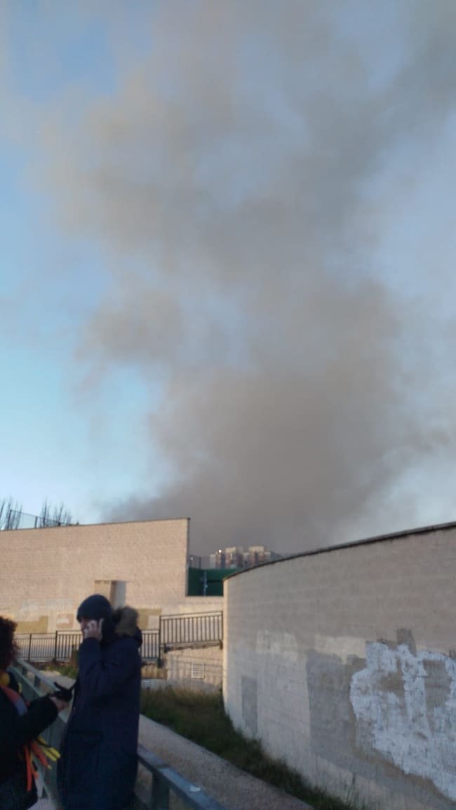 Incendio en la planta de Saica Natur de Zaragoza: una espectacular columna de humo alarma al barrio del Rabal