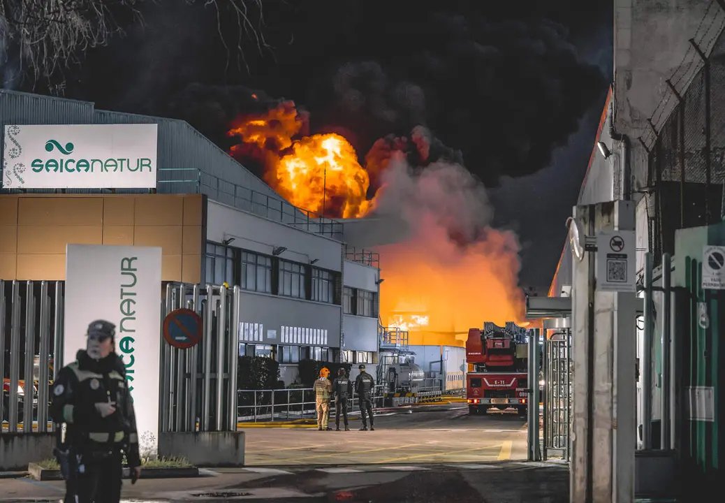 Incendio en la planta de Saica Natur de Zaragoza: una espectacular columna de humo alarma al barrio del Rabal