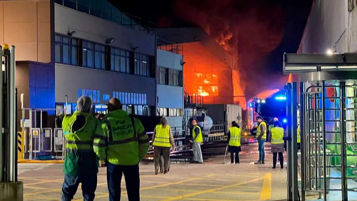 Incendio en la planta de Saica Natur de Zaragoza: una espectacular columna de humo alarma al barrio del Rabal