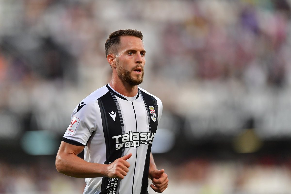 Iván Calero: El polifacético lateral derecho que brilla en la Segunda División española