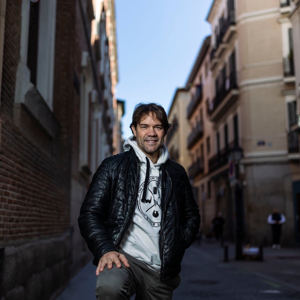 Juan Dávila: Del uniforme de policía al éxito internacional como cómico