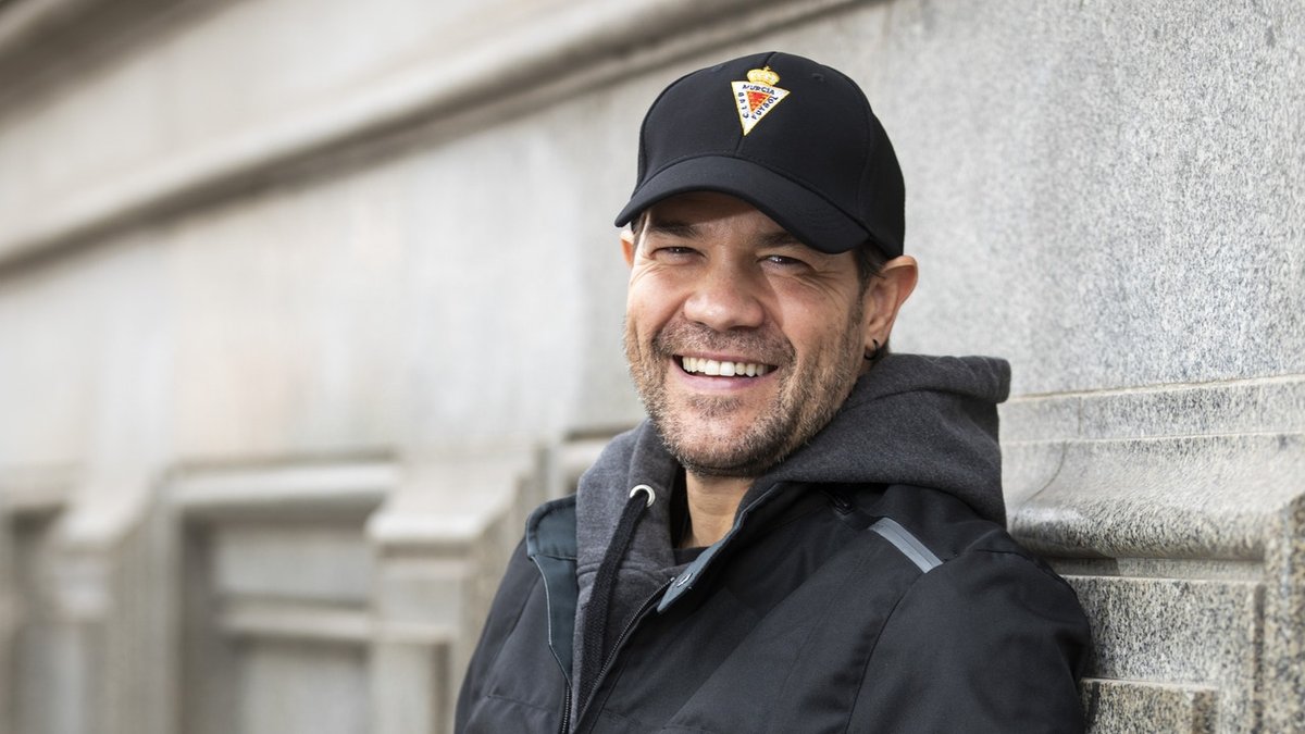 Juan Dávila: Del uniforme de policía al éxito internacional como cómico