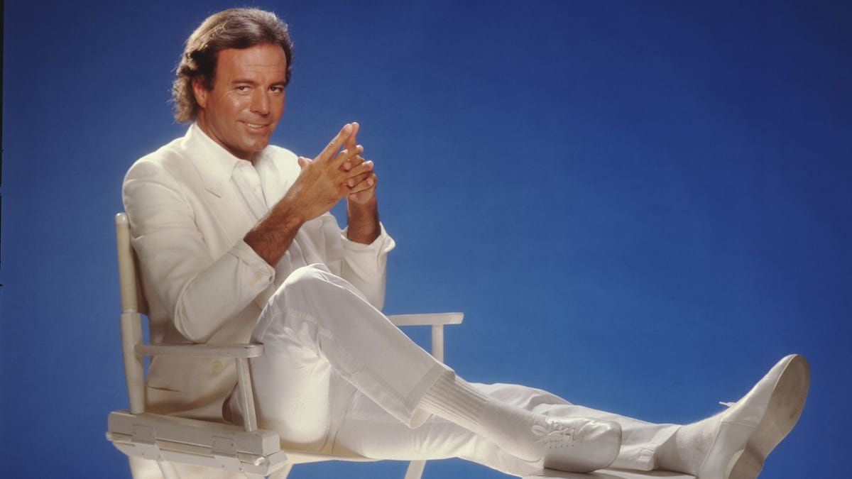 Julio Iglesias: Il Re della Musica Latina tra Successi, Biografie e Controversie Recenti