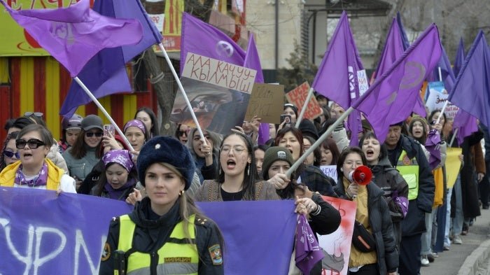 Kirghizistan: Perle Naturali e Tradizioni tra le Montagne dell'Asia Centrale