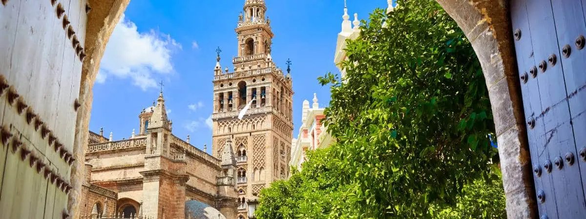 La Giralda de Sevilla: Icono Histórico y Símbolo de la Convivencia Cultural
