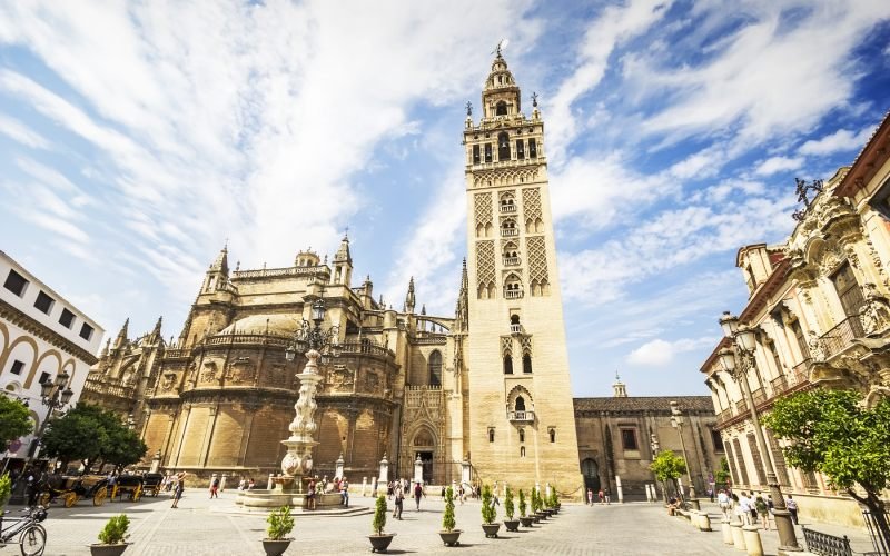 La Giralda de Sevilla: Icono Histórico y Símbolo de la Convivencia Cultural
