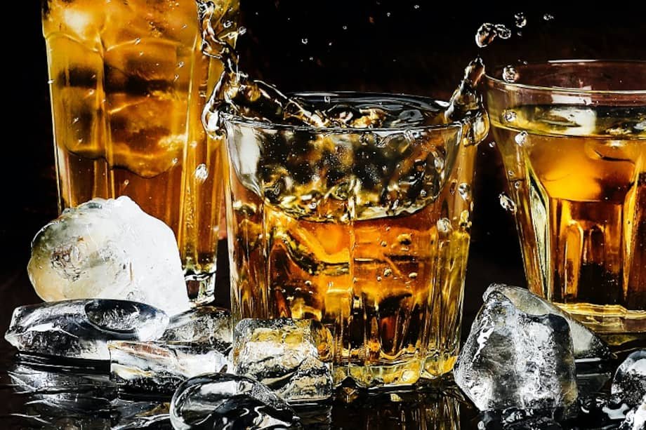 La RAE y el debate sobre cómo escribir "whisky" en español: ¿wiski, güisqui o la forma original?