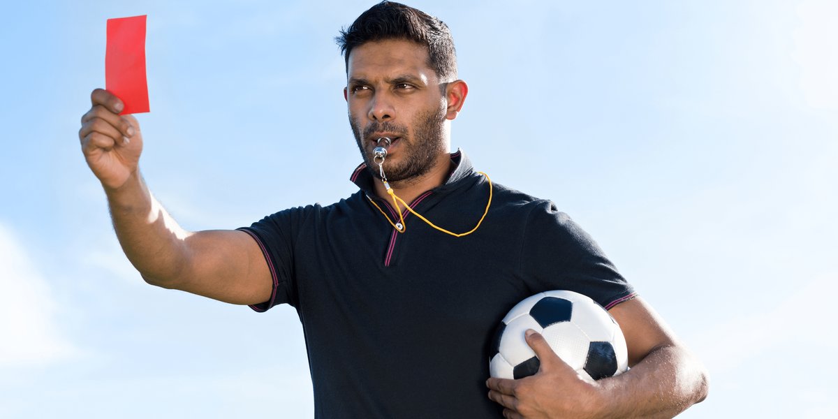 La Tarjeta Roja en el Fútbol: Símbolo de Disciplina y sus Impactos en el Campo