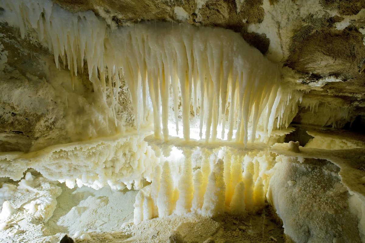 Le Grotte di Frasassi: un patrimonio naturale unico nelle Marche