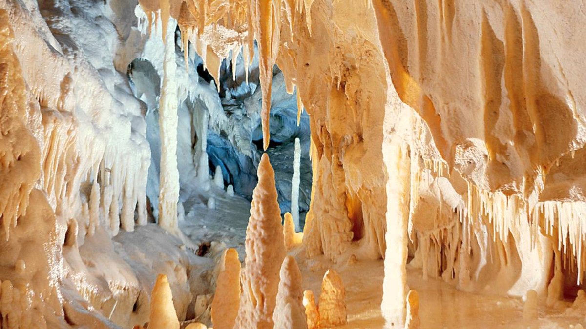 Le Grotte di Frasassi: un patrimonio naturale unico nelle Marche