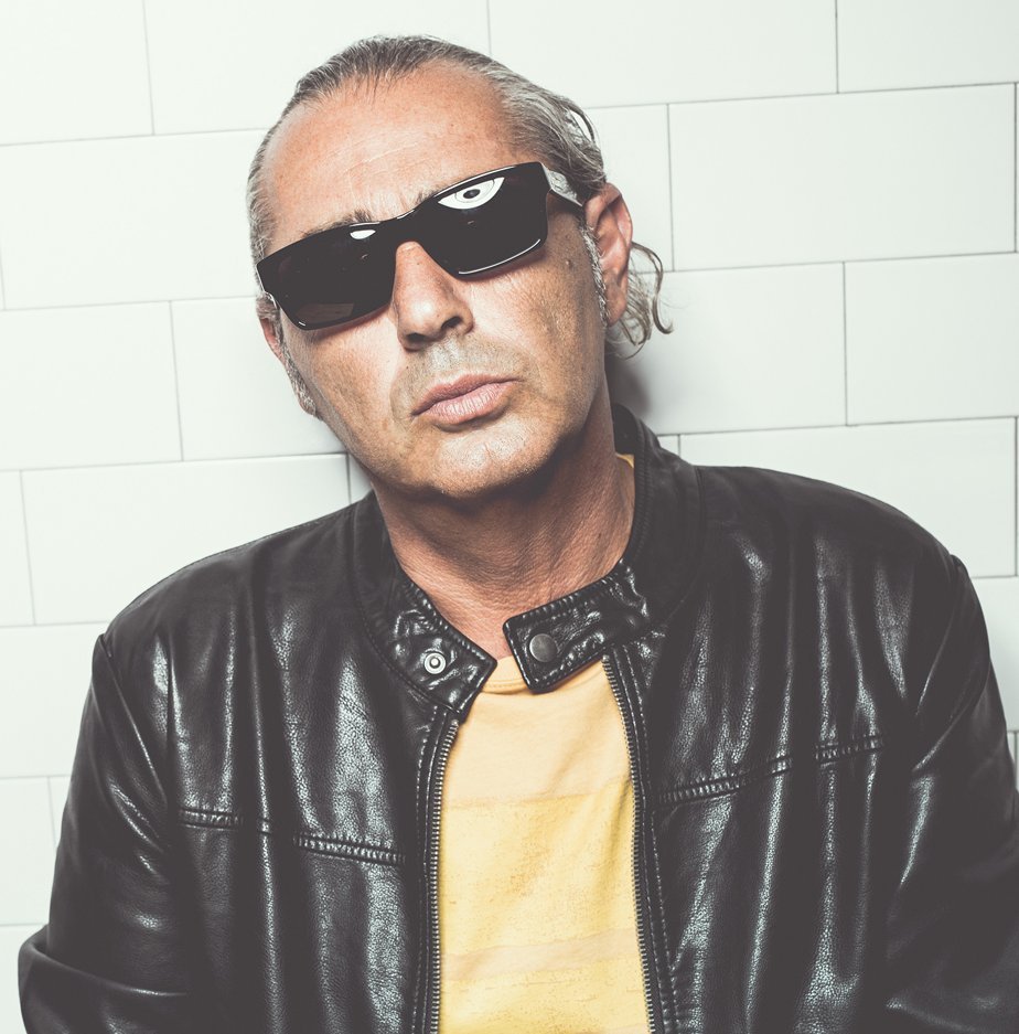 Luca Carboni: Il Cantautore Bolognese che ha Segnato la Musica Italiana