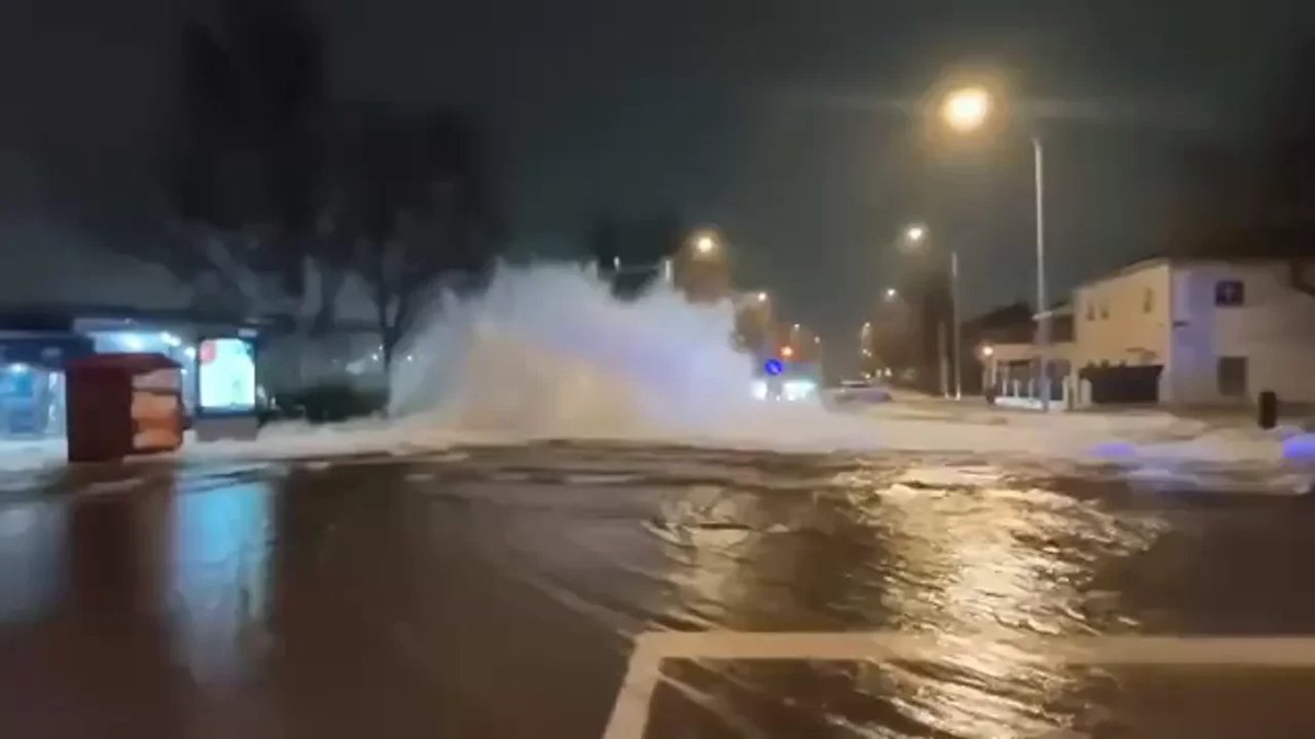 Rotura de tubería en Línea 8 del Metro de Madrid: caos en accesos al Aeropuerto de Barajas