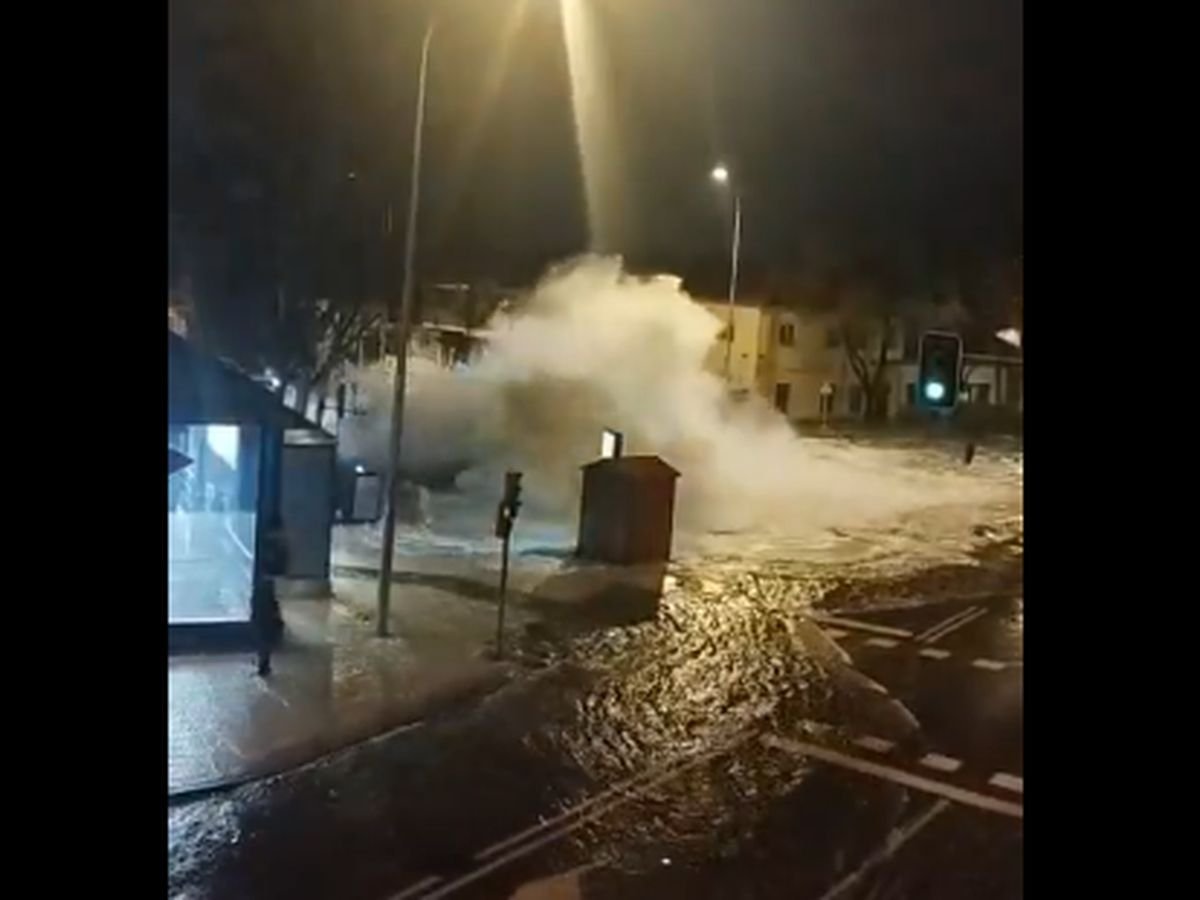Rotura de tubería en Línea 8 del Metro de Madrid: caos en accesos al Aeropuerto de Barajas