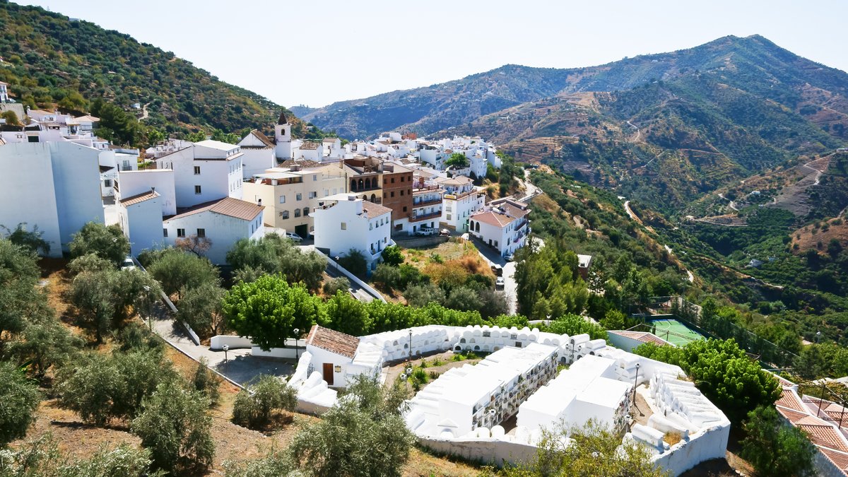 Sayalonga: El encantador pueblo de la Axarquía en el foco por una alerta roja y búsqueda de una desaparecida