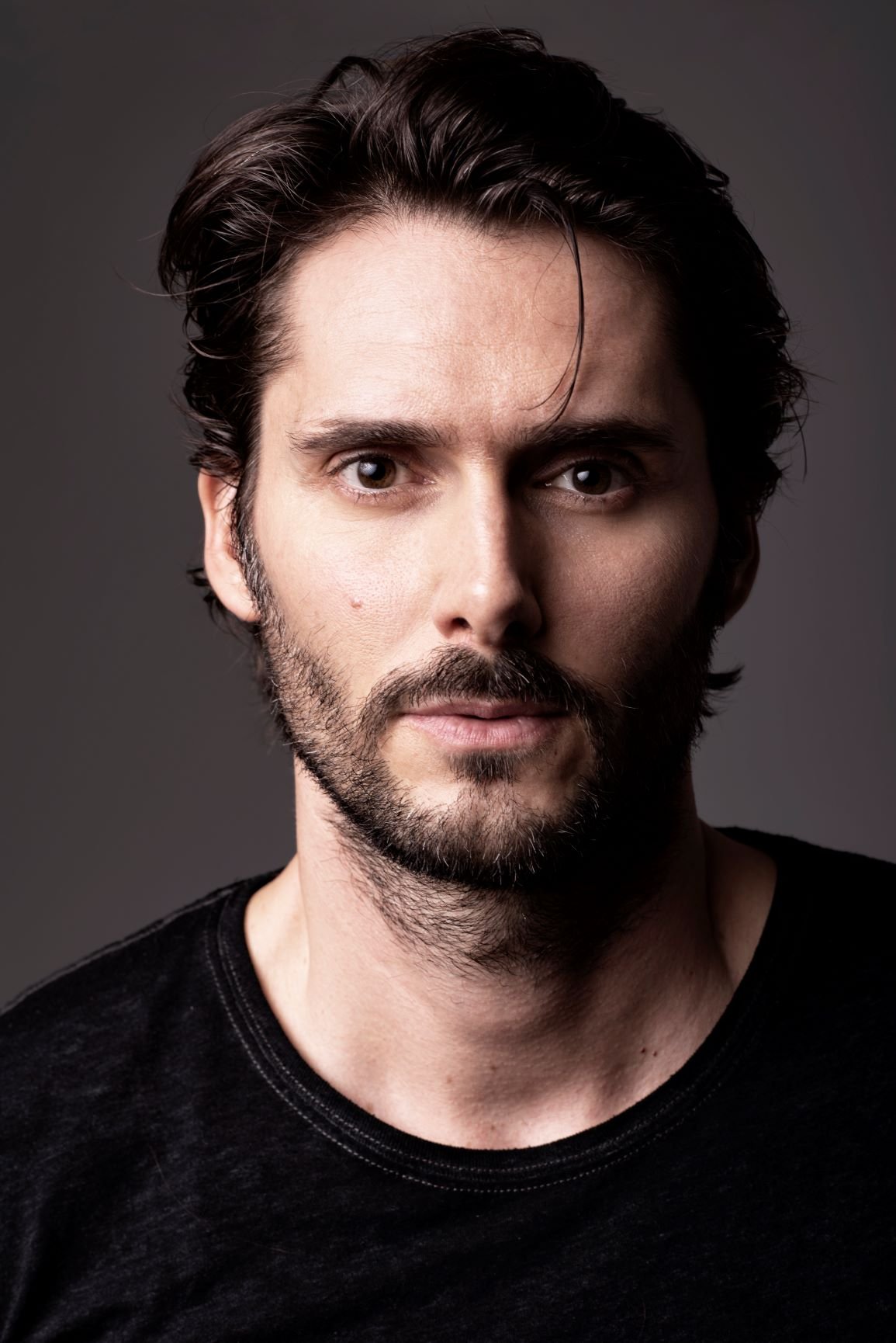 Sergio Mur: el actor madrileño que brilla en series, teatro y concursos televisivos