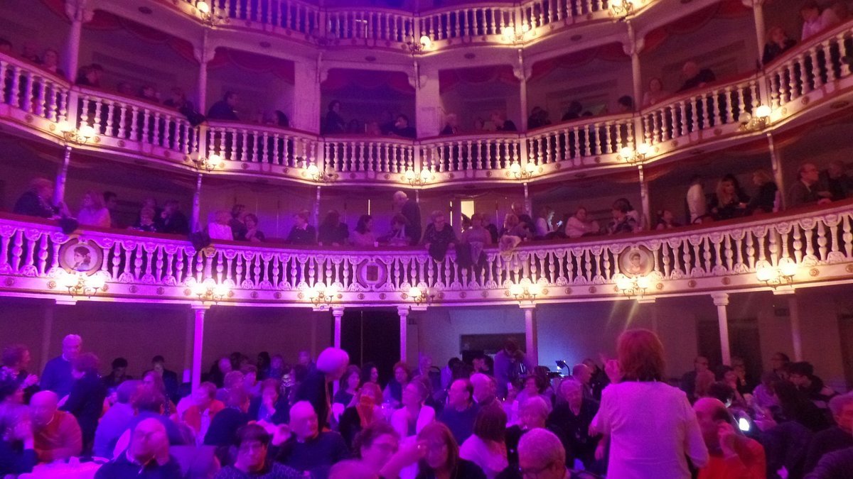 Teatro Sannazaro: la Bomboniera di Chiaia tra Gloria Storica e Incendio Devastante