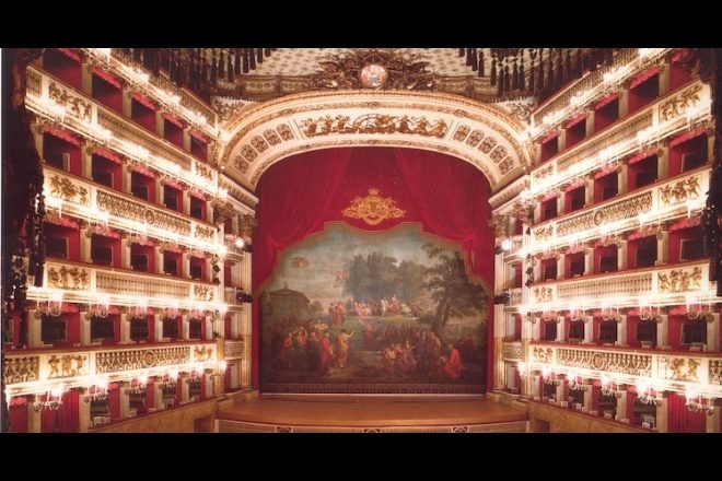 Teatro Sannazaro: la Bomboniera di Chiaia tra Gloria Storica e Incendio Devastante