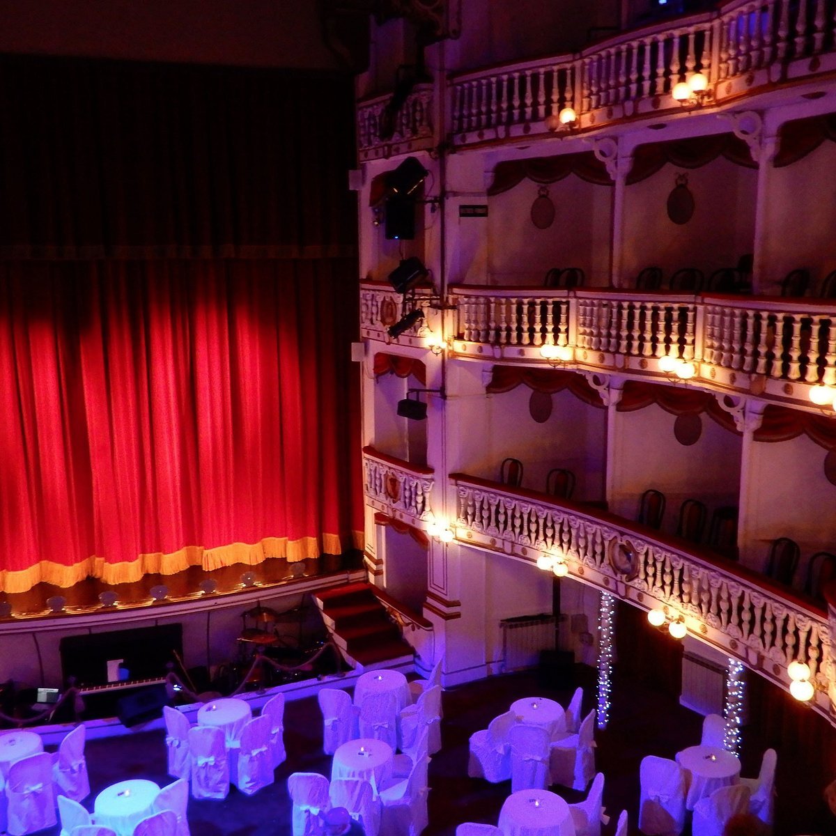 Teatro Sannazaro: la Bomboniera di Chiaia tra Gloria Storica e Incendio Devastante