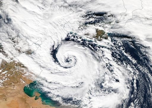 Tempesta in Arrivo sull'Italia: Cicloni Mediterranei, Piogge Torrenziali e Venti Forti