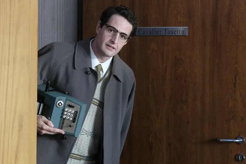 Zamora: il film di Neri Marcorè stasera su Rai 1, tra commedia rétro e il mito del "Divin" portiere